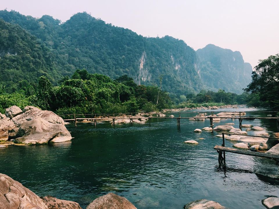 Suối Moọc xanh mát ở Quảng Bình 