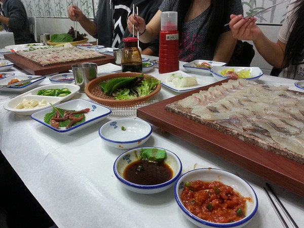 Ăn gỏi cá sống ở Phố ẩm thực Hàn Quốc Millak-dong ở Busan