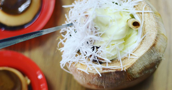 Hai món ăn trong quả dừa đang “làm mưa làm gió” ở Hà Nội